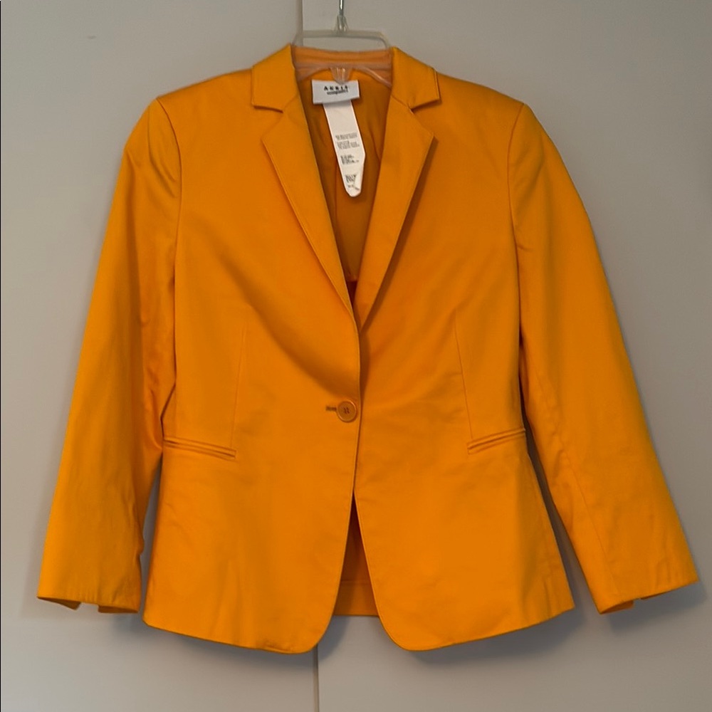 Akris Punto Orange Suit Jacket with Notched Lapel and 3/4 Sleeves
